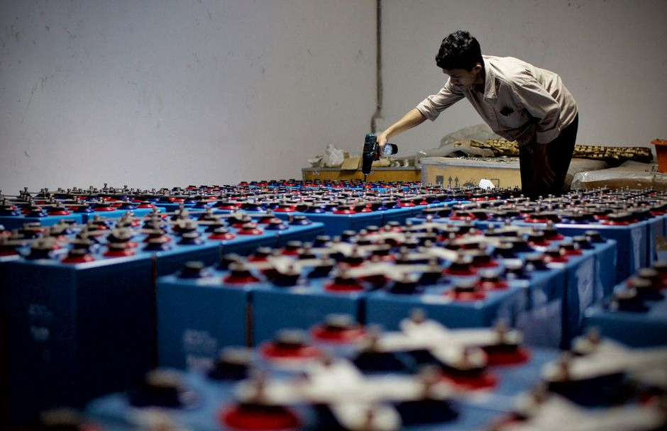 Commerce bangladais alimenté par batterie pendant une coupure électrique