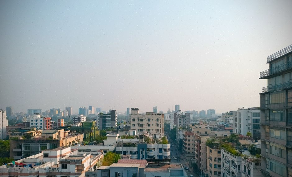 Compteur solaire résidentiel connecté sur un toit à Dhaka