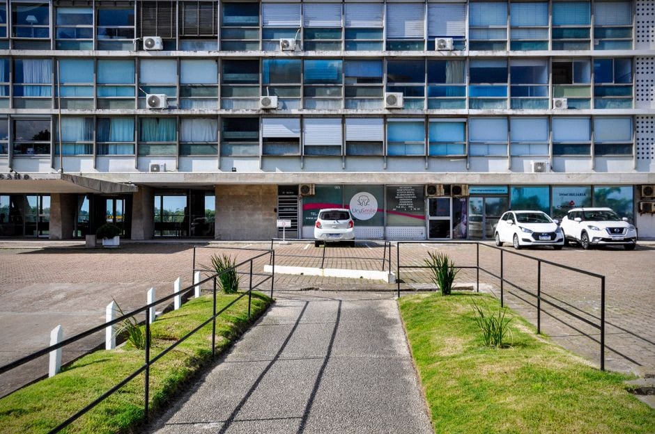 Ombrières photovoltaïques installées au-dessus de places de parking commercial